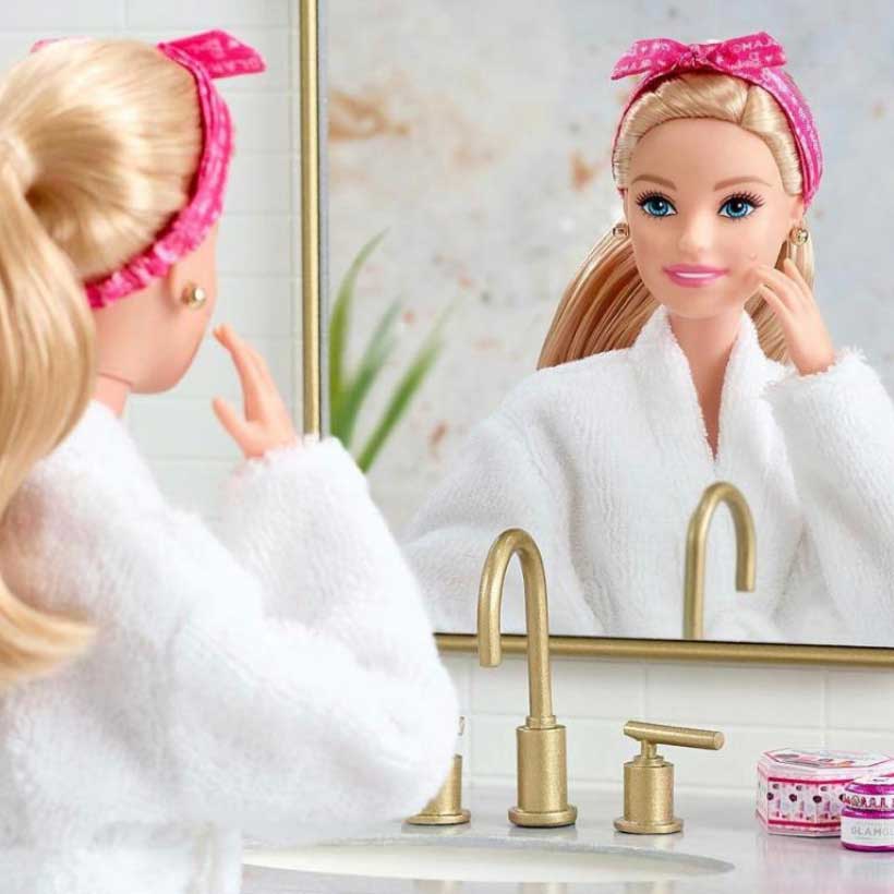 Poupée Barbie devant son miroir