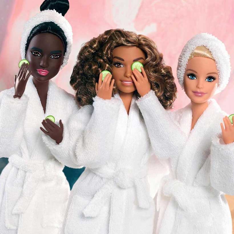 3 poupées Barbie en peingoir de bain