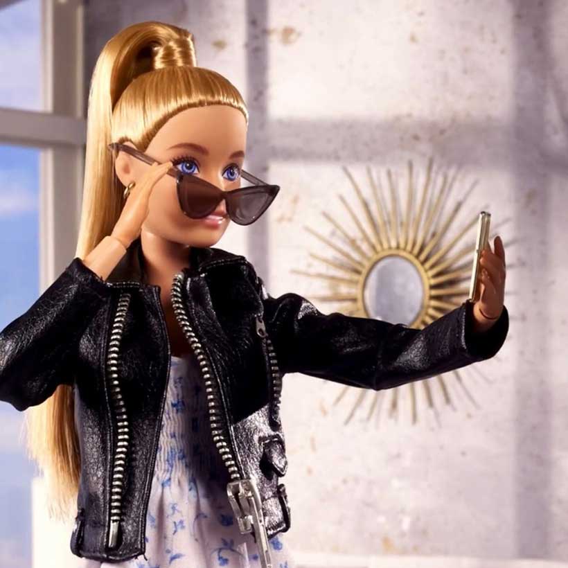 Poupée Barbie prenant un selfie