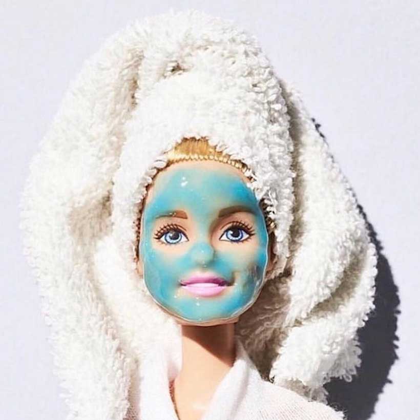 Poupée Barbie avec un masque beauté sur le visage