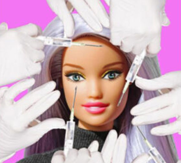 Poupée Barbie recevant des injections pour des soins du visage
