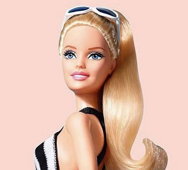 Poupée Barbie portant des lunettes de soleil