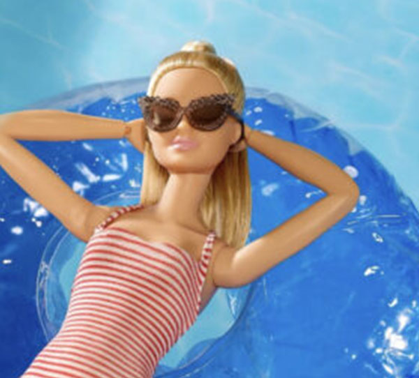 Poupée Barbue se prélassant dans une piscine sur une bouée