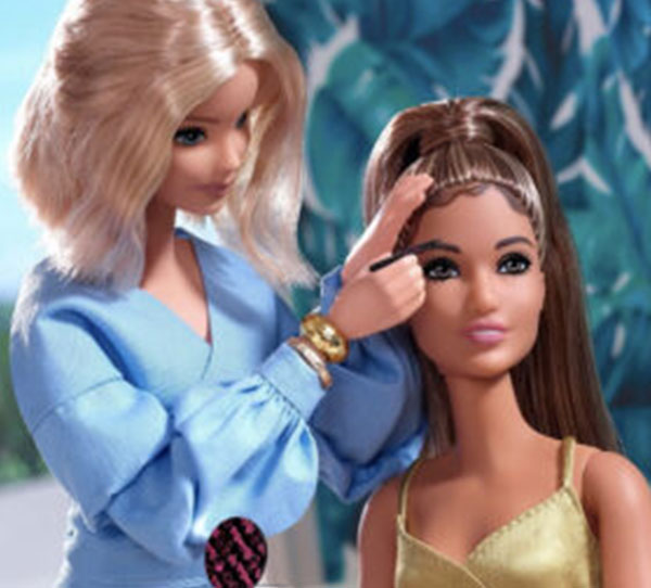 Poupée Barbie se faisant maquiller les sourcils par une autre poupée