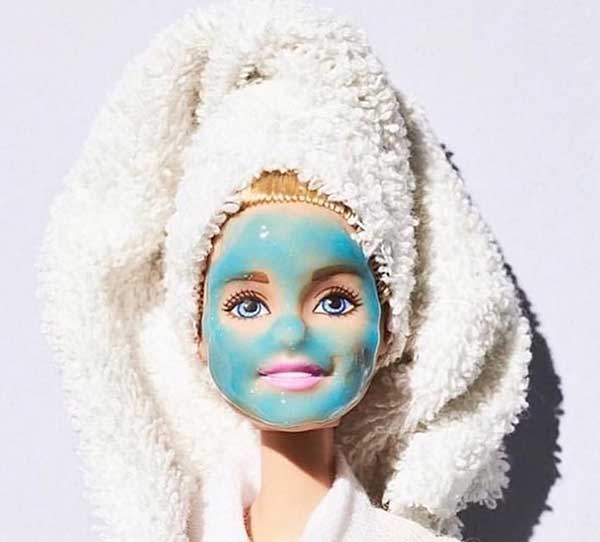 Poupée Barbie avec une serviette de bain sur les cheveux et un masque beauté sur le visage